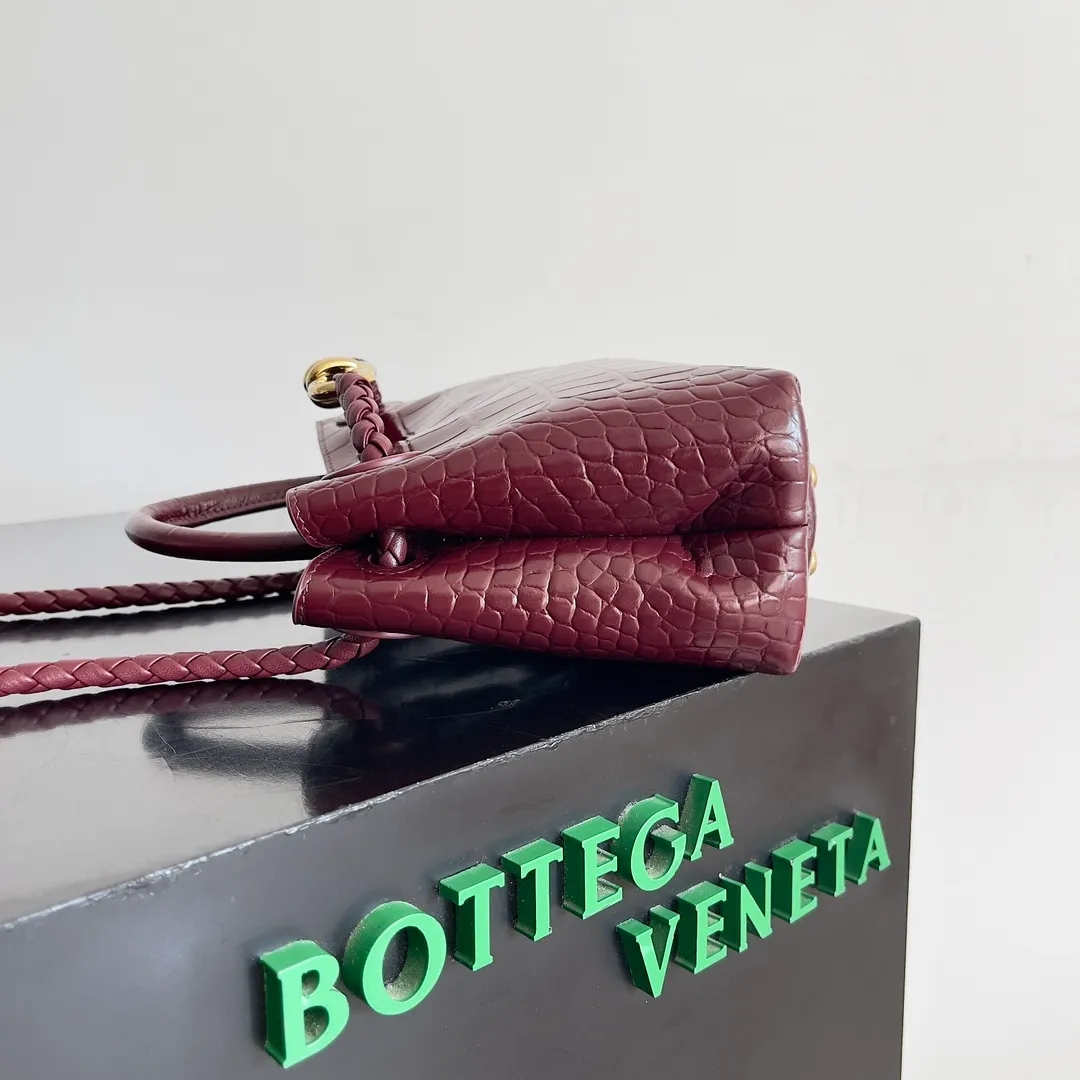 Batch 2880 BOTTEGA VENETA new women's crocodile leather ANDIAMO is shipped! ! ! As a classic model of the BV family, each innovation brings different surprises to fans. There are three ways to carry it with different makeup. Crocodile skin is called the gold in leather and is famous for its top luxury and rarity. During use, the luster of the crocodile skin will not fade or fade with time. No matter how long it is used, it will still remain new. And because each crocodile skin is different, the effect of each crocodile leather bag is different. Style number: 777614 Size: 22*9*15.5cm